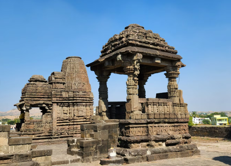 12th-Century Yadava-Era Temple Pillar Fragments Found near Vena River, Hinganghat