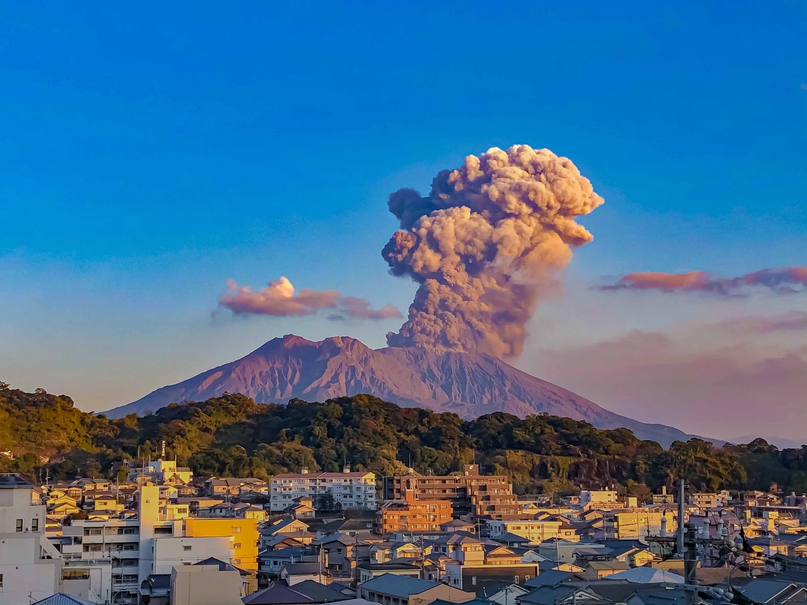 Japan’s Sakurajima Volcano Erupts at Minamidake