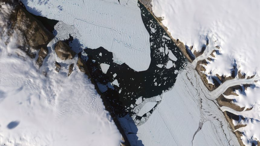 International team records Petermann’s largest floating-ice